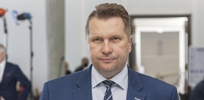 Tak minister Czarnek pędzi do domu. Nie zwolnił nawet przy przedszkolu! [ZDJĘCIA]