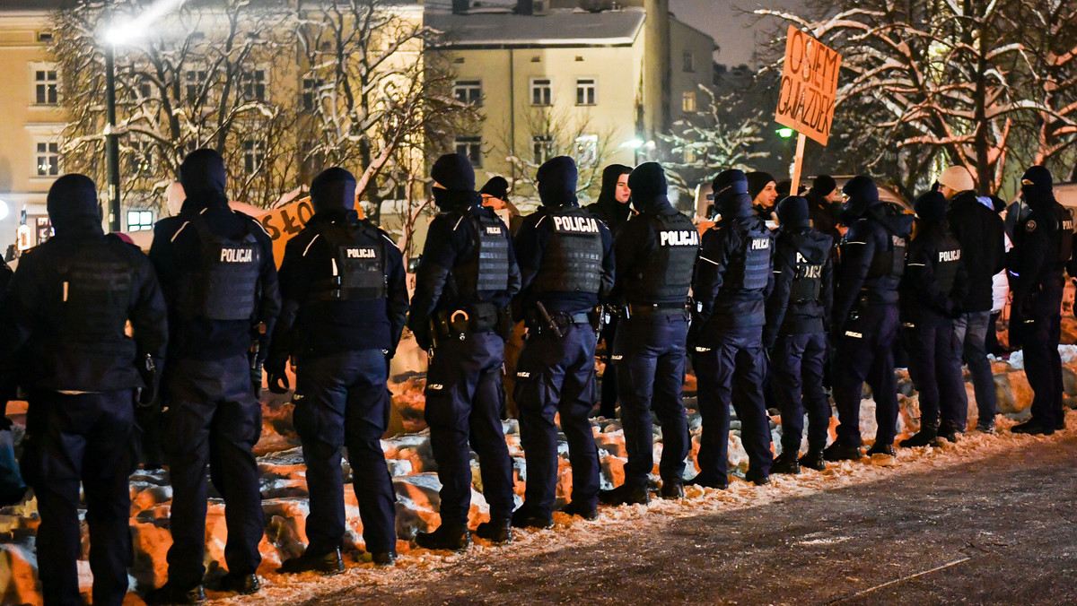 "Jemu wolno wszystko", czyli prezes PiS na Wawelu, a w tle protesty