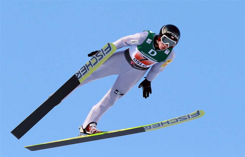 Polska drużyna skoczków narciarskich zajęła piąte miejsca w konkursie drużynowym na dużej skoczni w mistrzostwach świata w Oslo