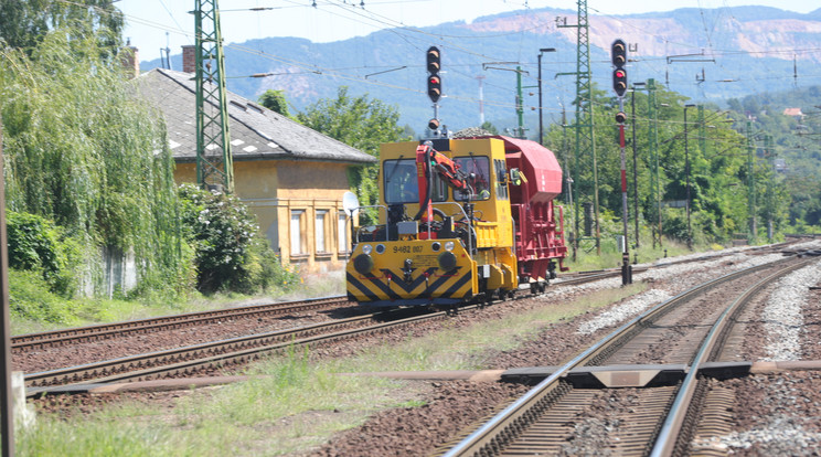A két fiú az állomás épülete közelében látta meg a 
vagont, amire aztán
felmásztak / Fotó: Gy. Balázs Béla