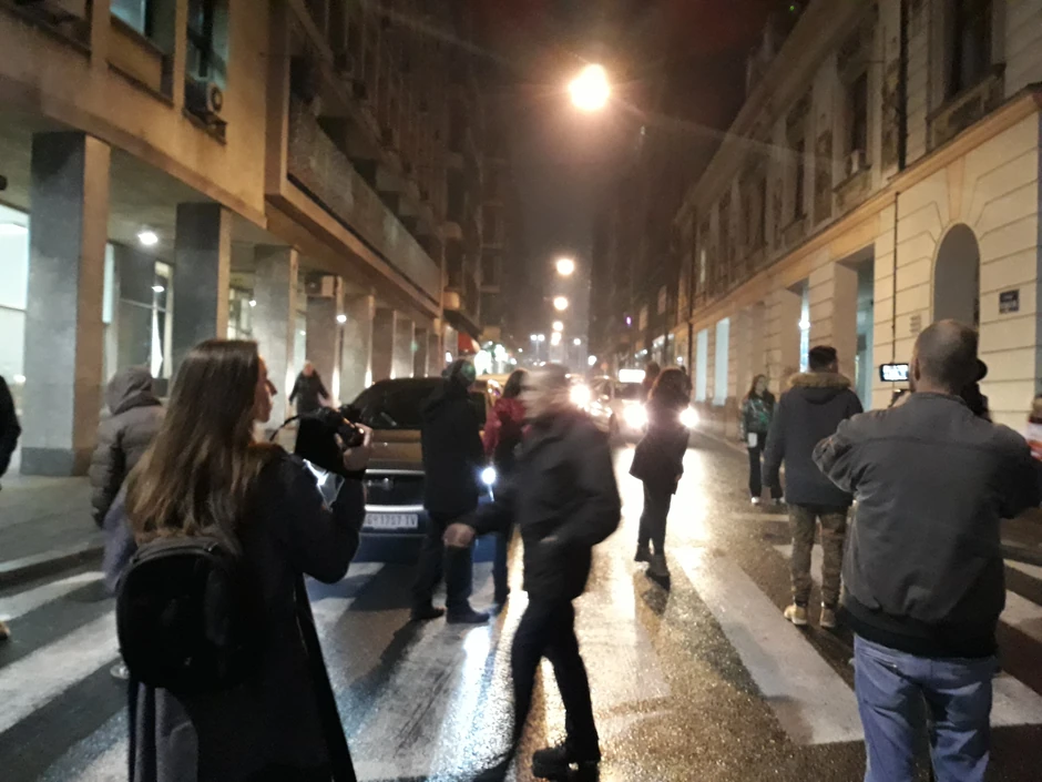Učesnici protesta sami regulišu saobraćaj u ulicama kojima se kreću