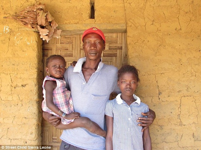 Džejn i Fatamata sa stricem Laminom, koji može da im obezbedi samo jedan obrok dnevno