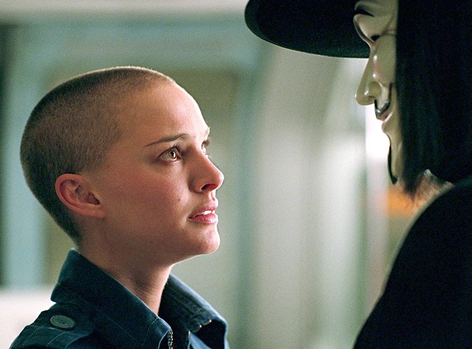 Kobiety uwielbiają swoje włosy. Czasem jednak rola wymaga od aktorki poświęceń. Piękna Natalie Portman ścięła włosy dla 'V jak Vendetta'