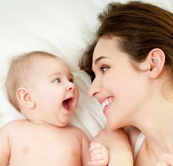 <b>Prawo do zwolnienia od pracy na opiekę</b>
<br>
<br>
Pracownikowi (zarówno kobiecie, jak i mężczyźnie) wychowującemu przynajmniej jedno dziecko w wieku do 14 lat przysługuje w ciągu roku kalendarzowego zwolnienie od pracy na 2 dni, z zachowaniem prawa do wynagrodzenia.