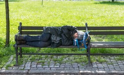 Aby pomagać bezdomnym, organizacje muszą łamać prawo. Resort nie zamierza zmieniać przepisów