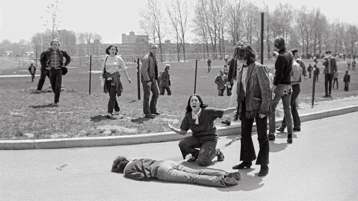 Przy zwłokach Jeffreya Millera przyklęka Mary Ann Vecchio – słynna fotografia Johna Filo z kampusu uniwersytetu w Kencie, 4 maja 1970 r.