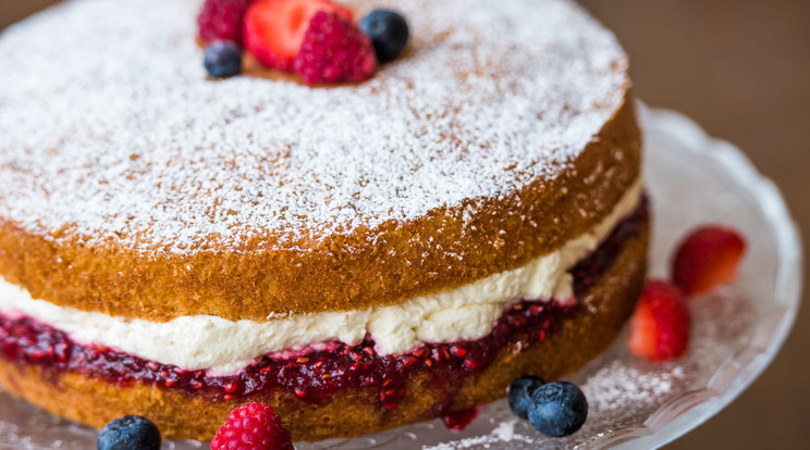 Az eredeti Viktória-tortát úgy készítették, hogy két piskóta közé tejszínhabot és málnalekvárt tettek/Fotó: Shutterstock