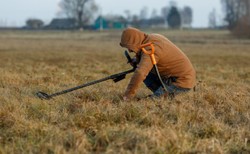 Niecodzienna interwencja policji. "Po polu spaceruje mężczyzna z wykrywaczem metali i szuka skarbów"