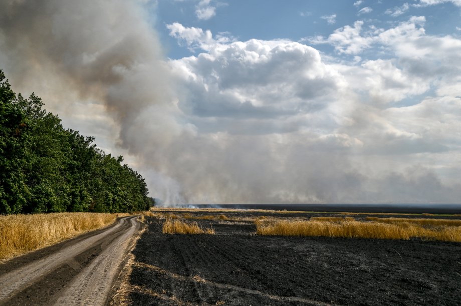 Spalone przez Rosjan pole uprawne w obwodzie zaporoskim