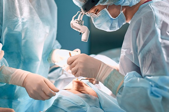 (VIDEO) SVE VIŠE MLADIH DOBIJA RAK OD KOG SU RANIJE OBOLEVALI SAMO STARI! Lekari zbunjeni, simptomi često ZAVARAJU, a izaziva ga nešto što SVI konzumiramo