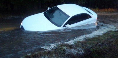 Zapadła się pod nim jezdnia. Auto tonęło