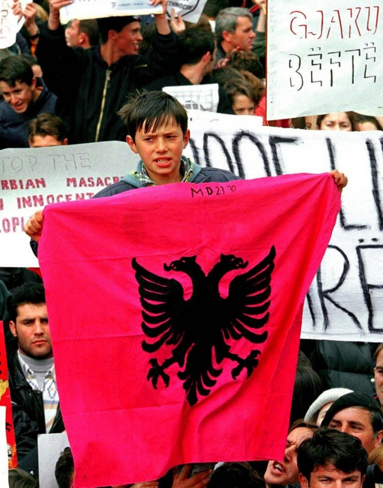 Albańczyk z flagą swojego kraju (1998 r.)