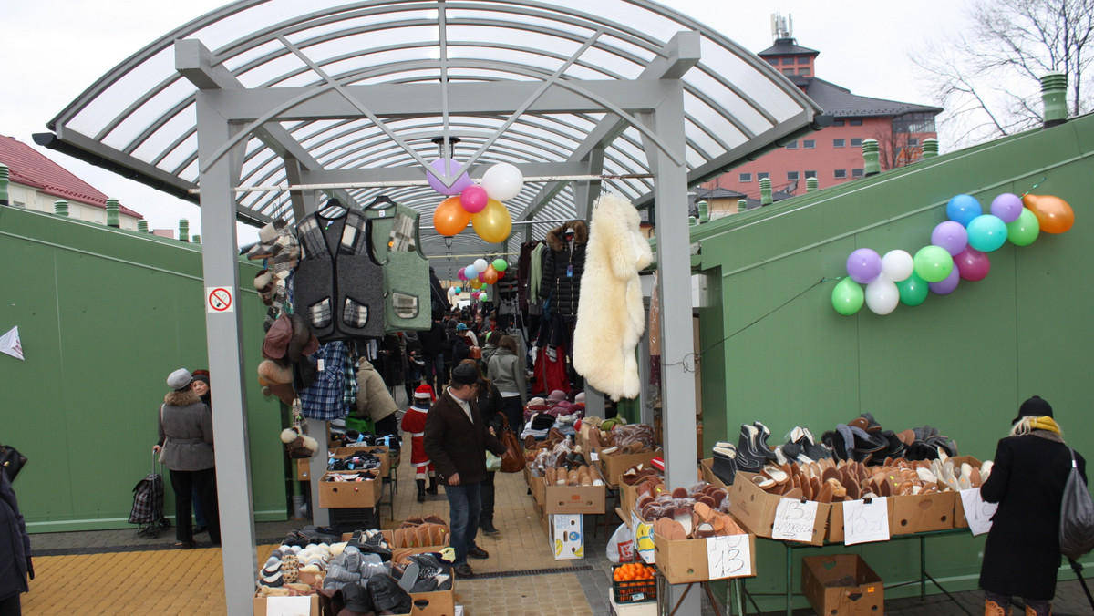 Bazar miejski przy ul. Lipińskiego w Sanoku został oficjalnie otwarty po przebudowie. Uroczystość odbyła się 1 grudnia, a towarzyszyła jej inauguracja Tygodnia Mikołajkowego na bazarze.