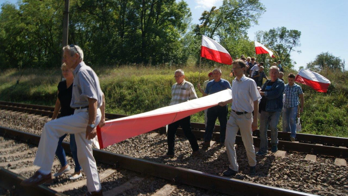 W czasie  odpowiedzi na pytania z zakresu "polityka zagraniczna i bezpieczeństwo" (jak i w czasie innych fragmentów debaty) główny konkurent Komorowskiego, Andrzej Duda, kandydat PiS, nie odniósł się ani jednym słowem do istotnych spraw, które dzieją się tuż za naszą wschodnią granicą. Chodzi tu o takie problemy jak np. gnębienie polskiej mniejszości na Litwie, konflikt zbrojny na Donbasie, który grozi wybuchem prawdziwej wojny (bynajmniej nie  o charakterze regionalnym), przepompowanie pieniędzy z polskiego do ukraińskiego budżetu czy szalejąca na Ukrainie gloryfikacja ludobójców z OUN i UPA, połączona z groźbą karania osób, w tym cudzoziemców (czyli także polskich obywateli), mających inne poglądy. W tej kwestii milczenie Dudy jest identyczne z milczeniem Komorowskiego. Obaj kandydaci bowiem, jak i ich macierzyste partie, mają ten sam pogląd, który można sprowadzić do hasła "pchać broń, żołnierzy i pieniądze na Ukrainę, niezależnie od tego jak kraj ten nas traktuje".