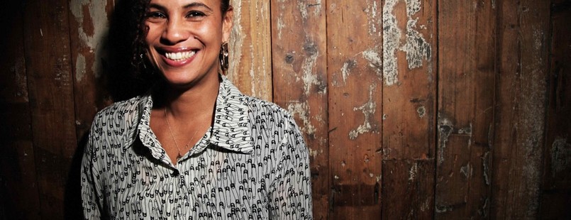 To Neneh Cherry pomagała w nagrywaniu pierwszej płyty Massive Attack, to ona w połowie lat 90. współpracowała z Trickym, promując nowe gwiazdy bristolskiej sceny w mainstreamie, to ona jako jedna z pierwszych zdołała połączyć punkową wrażliwość polityczną z rapem i tanecznymi bitami. Swoich fanów wciąż zaskakuje nowymi wcieleniami: artystka współpracuje z córką, tworząc część electro-soulowej grupy cirKus, pojawiła się też jako wokalistka na płycie jazzowej supergrupy The Thing, teraz zaś powróciła na klubowe parkiety razem z dwójką producentów i DJ-ów ukrywających się pod nazwą RocketNumberNine. Opublikowany w zeszłym roku album "MeYouWeYou" to pełne zaskoczeń połączenie jazzowych rytmów, rave'owych hymnów, klubowych przebojów, nawiązań do Sun Ra, akustycznego techno spod znaku Brandt Brauer Frick i eksperymentalnej elektroniki Kierana Hebdena (Four Teta), na tle których Neneh Cherry po raz kolejny przypomina, dlaczego od ponad ćwierćwiecza ma oddane grono fanów na całym świecie, zachwyconych jej umiejętnościami wokalnymi, śmiałym przechodzeniem od rapu do śpiewu i umiejętnością znalezienia się w każdej konwencji i gatunku