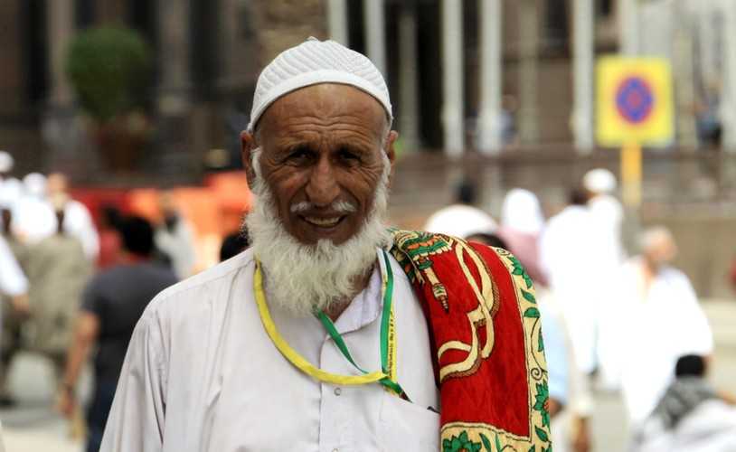 Pielgrzym z dywanikiem modlitewnym