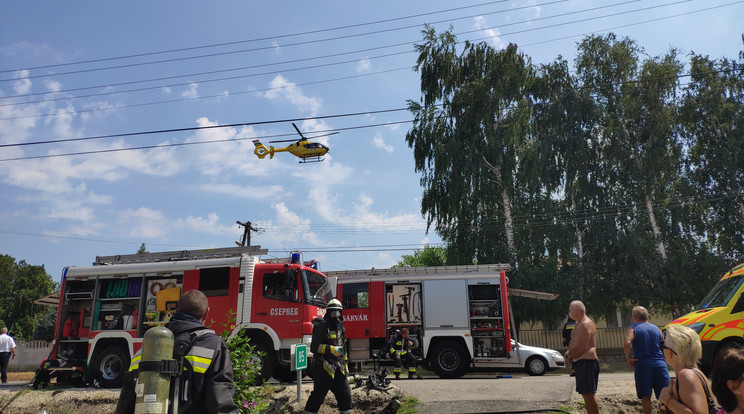 A tűzoltók nagy erőkkel vonultak ki, mentőhelikopter is érkezett a helyszínre 