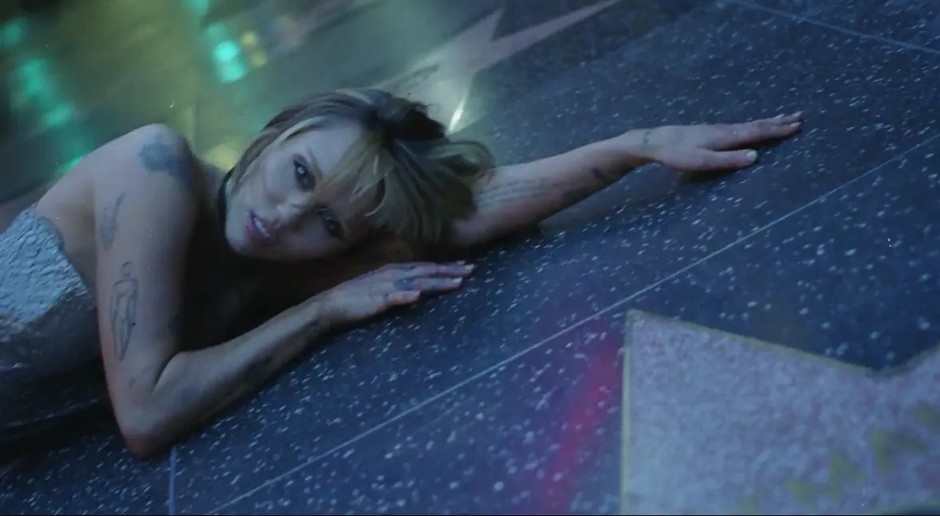 Miley Cyrus u “Something beautiful”