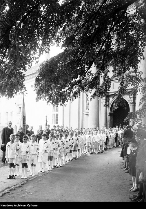 Pierwsza komunia uczniów szkoły powszechnej im. św. Wojciecha w Krakowie (1933)