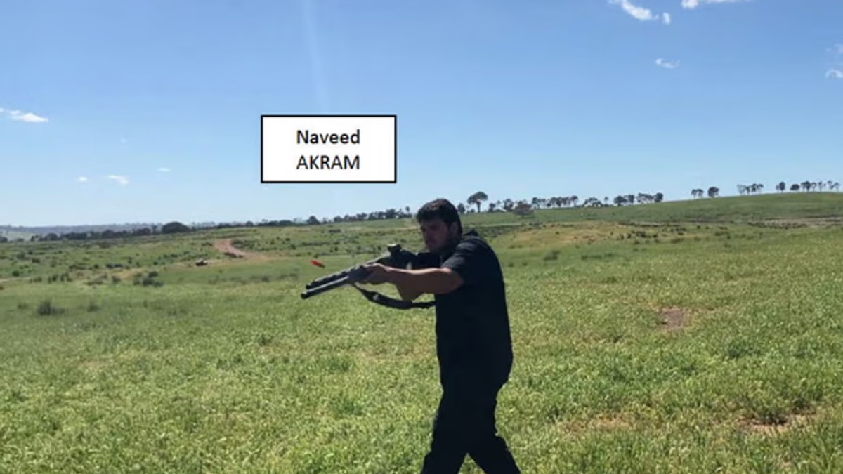 Slika Navida Akrama kako vežba i puca pre napada