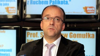 Roman Kotliński patrzy się