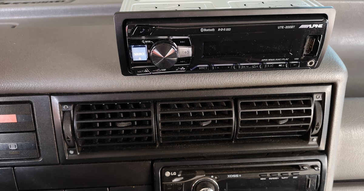 TEST: Alpine UTE-200BT – radio z USB, ale bez CD