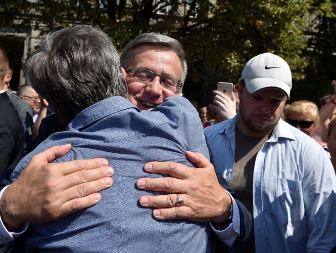 Prezydent Bronisław Komorowski podczas pożegnania z mieszkańcami stolicy na placu Konstytucji w Warszawie