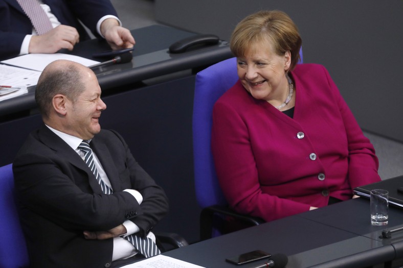 Olaf Scholz i Angela Merkel w Bundestagu, 2018 r.