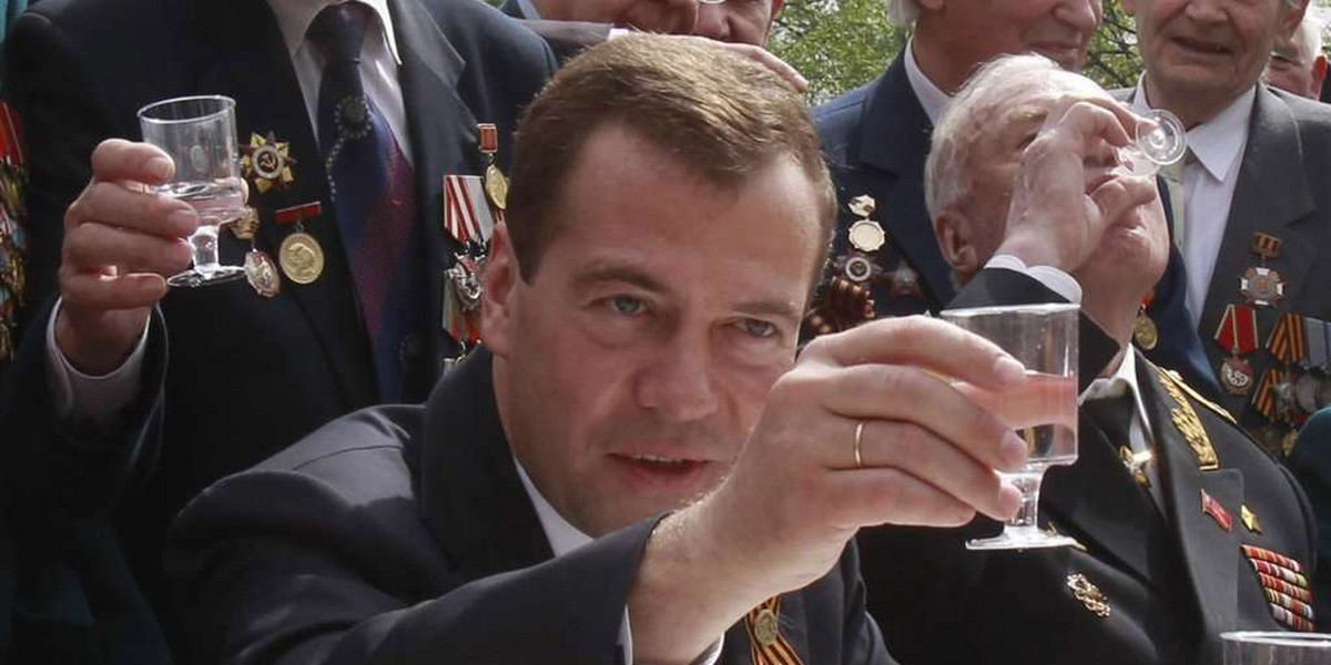 Dmitry Medvedev pije wódkę