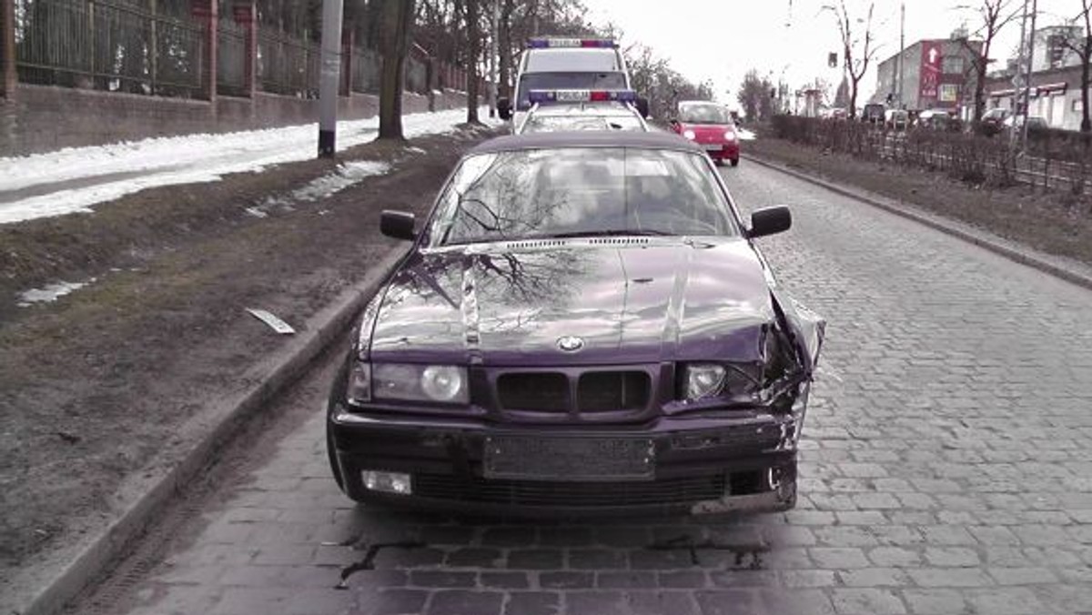 MM Szczecin: 53-latek miał ponad 1,7 promila. W takim stanie jechał bmw sprowadzonym z Niemiec dla znajomej. Swoją podróż zakończył na sygnalizatorze na ul. Ku Słońcu w Szczecinie.