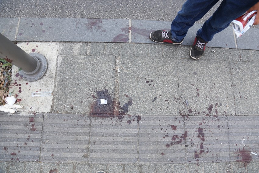 Krv ostala po trotoaru