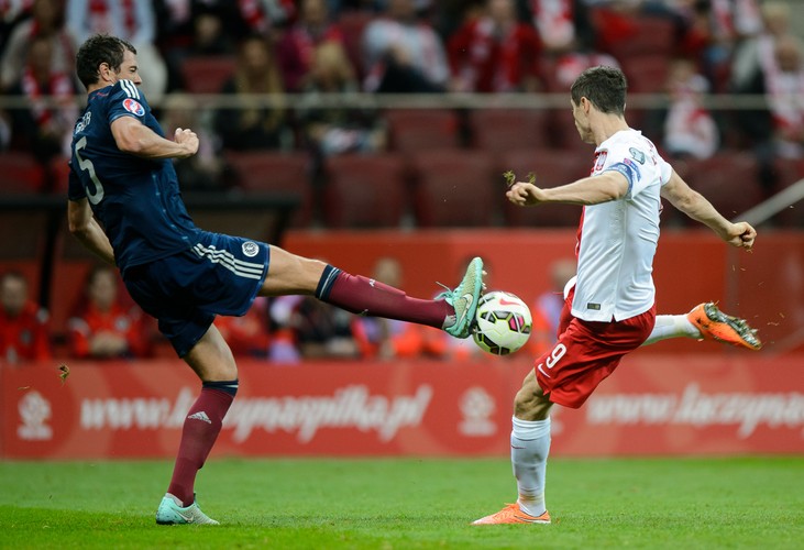 Lewandowski ma dziurę w nodze. Polak ma szczęście, że Greer nie złamał mu nogi