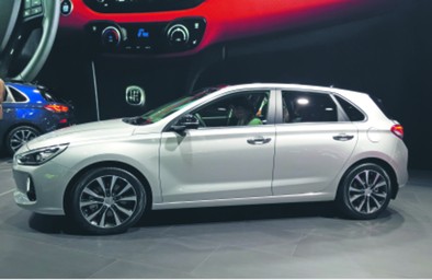 Koreańczycy upierają się przy nazwie i30, ale to Golf. Zachowawcza stylistyka, porządne wykończenie, nowoczesne silniki, przestronność, materiały użyte we wnętrzu, prostota obsługi – gołym okiem widać, że ludzie z Hyundaia wzięli na warsztat kompaktowego VW, rozebrali go i wydali polecenie inżynierom: „A teraz macie to zrobić tak samo, tylko od nowa, po swojemu i taniej”. Wygląda na to, że ta metoda jest skuteczna. Bardzo. Nowe i30 będzie idealnym samochodem dla ludzi, którzy nie lubią się wyróżniać, nie chcą przepłacać, a motoryzacją ekscytują się równie mocno, co wyborami w Botswanie.