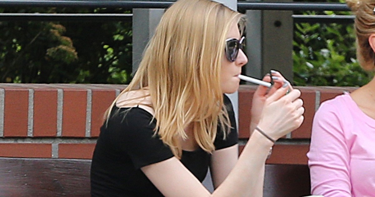 Kinga Duda z papierosem