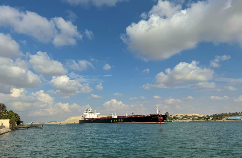 Statek w Kanale Sueskim na Morzu Czerwonym, grudzień 2023 r.