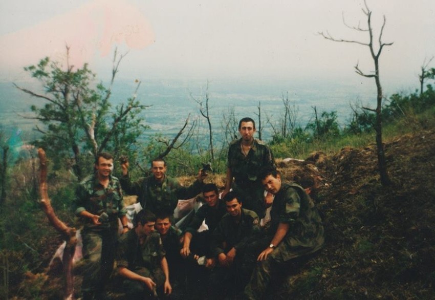 Darko Gajić sa prijateljima vojnicima 125. motorne brigade