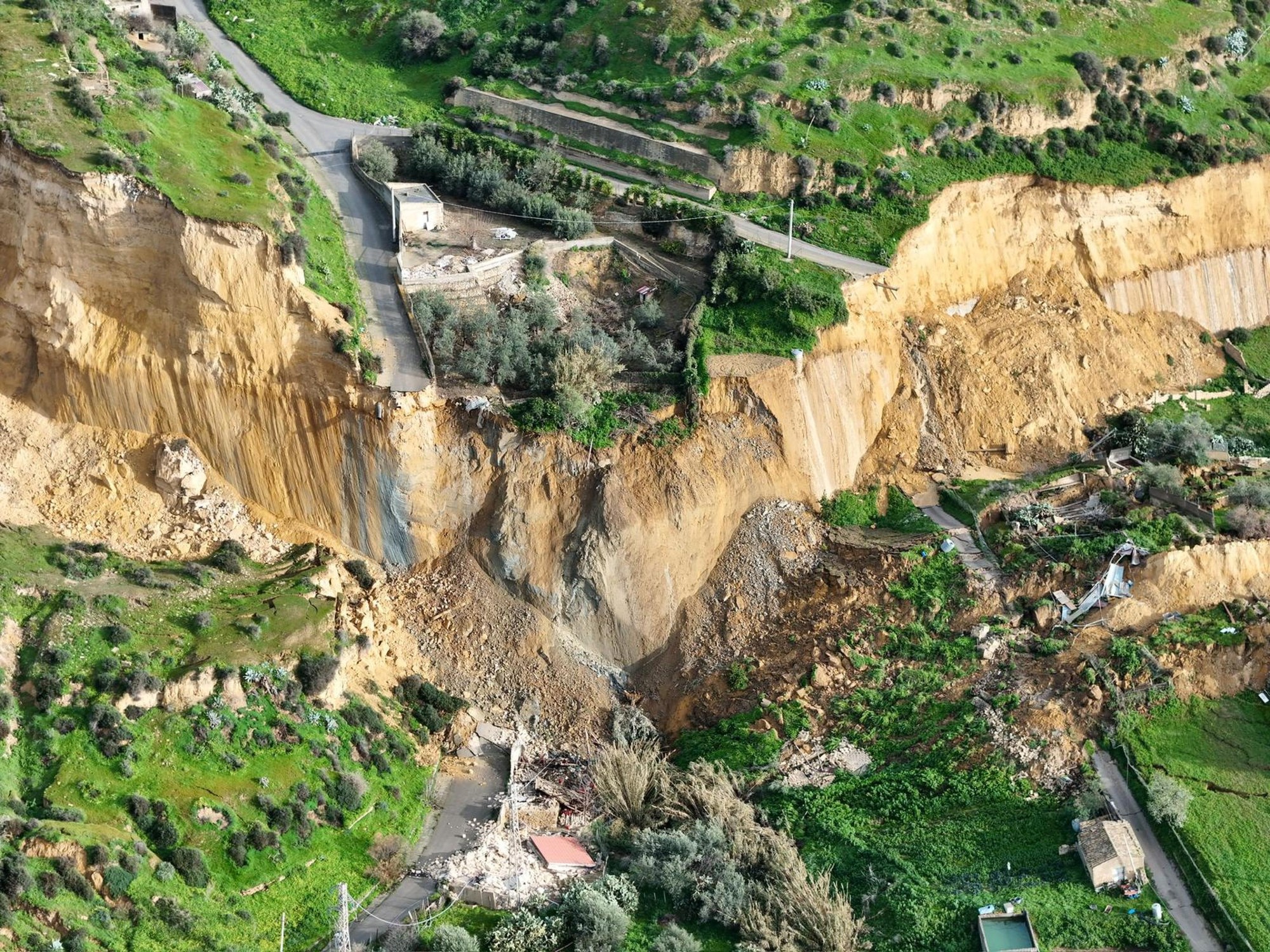 Na snímke z dronu zosuv pôdy v sicílskom meste Niscemi.