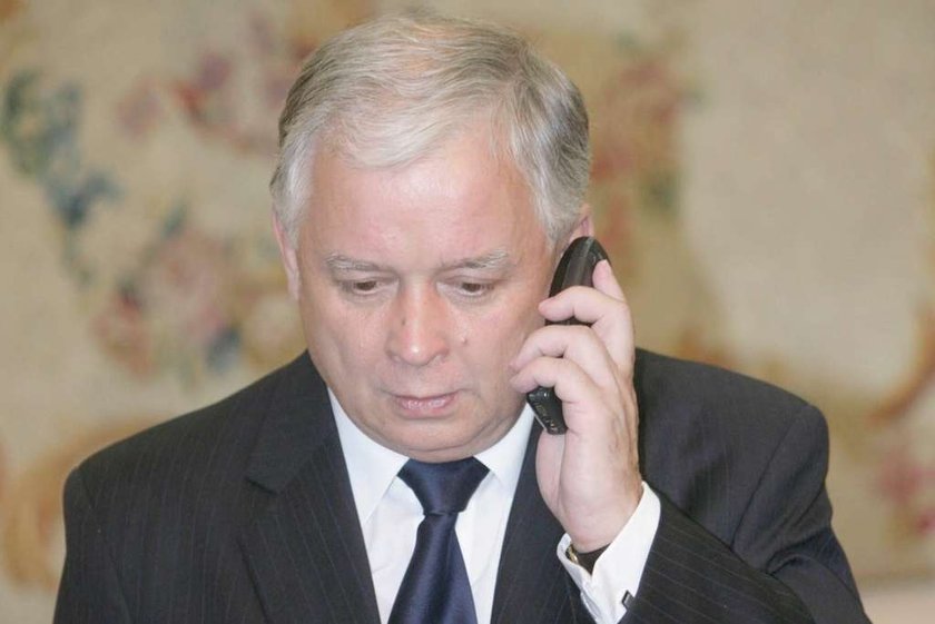 Lech Kaczyński z komórką