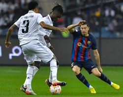 Lewandowski z asystą, golem i Superpucharem. Barcelona nie dała szans Realowi