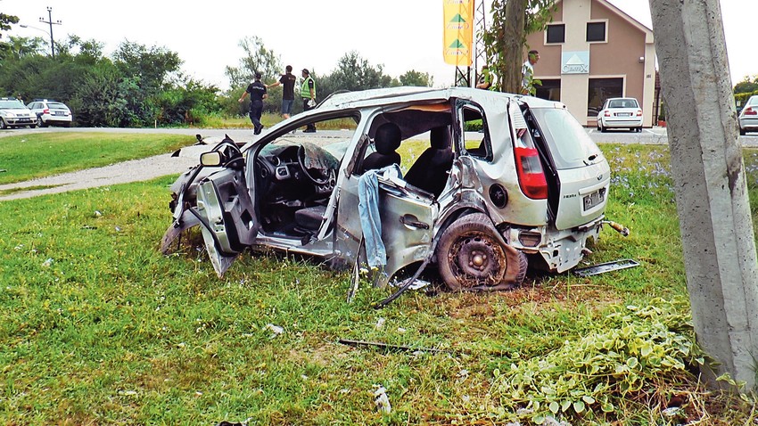 Od automobila "ford fijesta" ostala je samo olupina