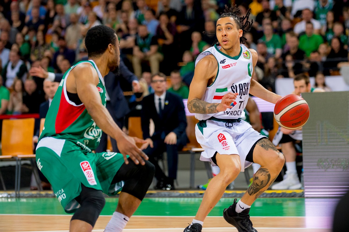 Koszykarz Legii Warszawa Muhammad-Ali Abdur-Rahkman (L) i zawodnik Śląska Wrocław Travis Trice (P)