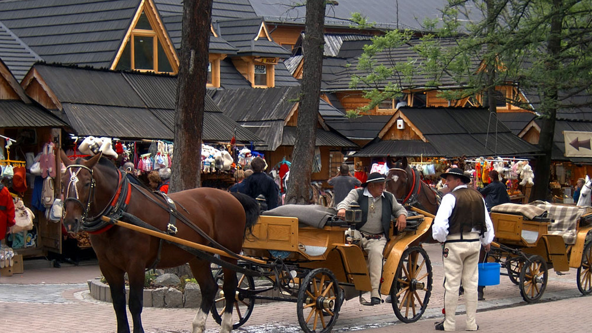 Zakopane w euforii - tylu turystów pod Giewontem nie było podobno jeszcze nigdy! W tym roku Polacy wybrali krajowe góry i stąd prawdziwy najazd. Kiedy jednak popatrzeć na to trochę z boku, odnosi się wrażenie, że mimo to Zakopane przesypia swoją szansę.