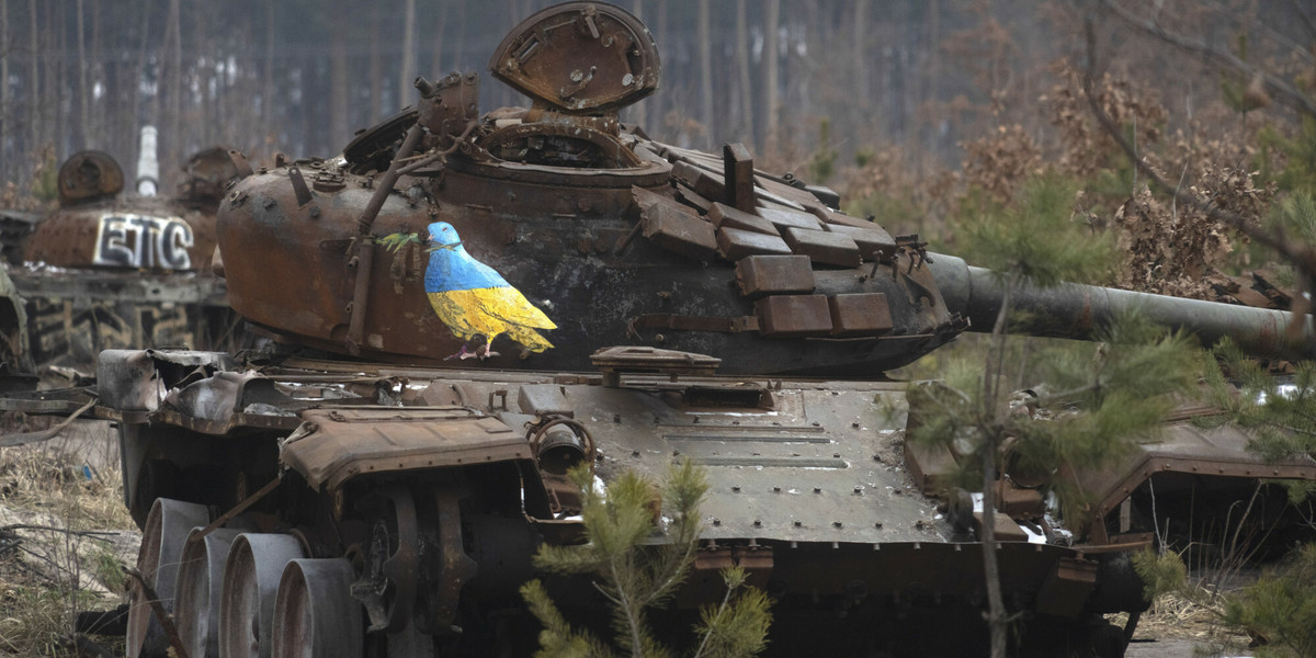 Zniszczony rosyjski czołg i namalowany na nim gołąbek pokoju w barwach Ukrainy.