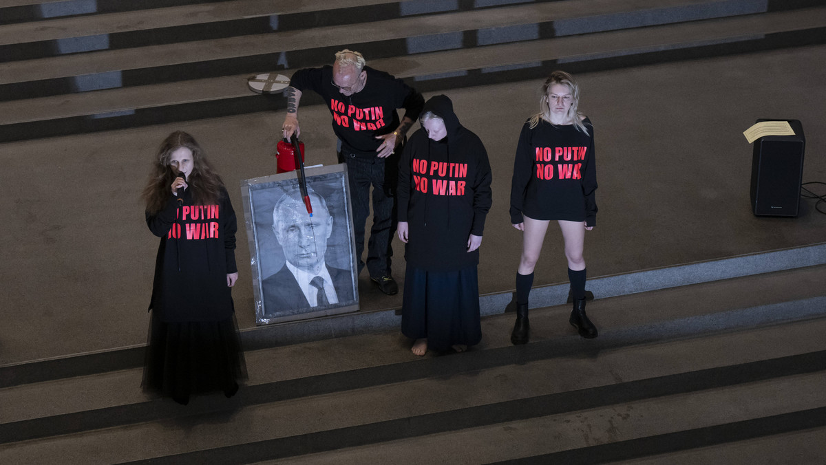 Aktywistka oddała mocz na portret Władimira Putina