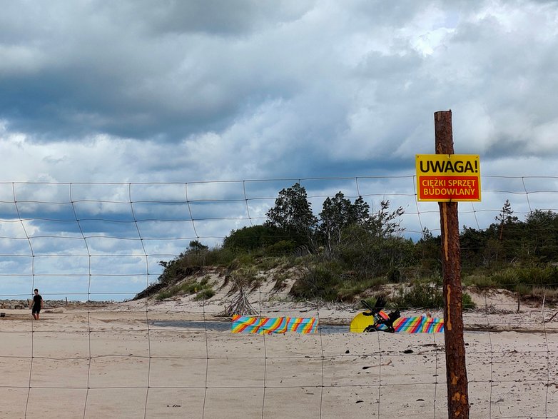 Turyści plażują na terenie budowy