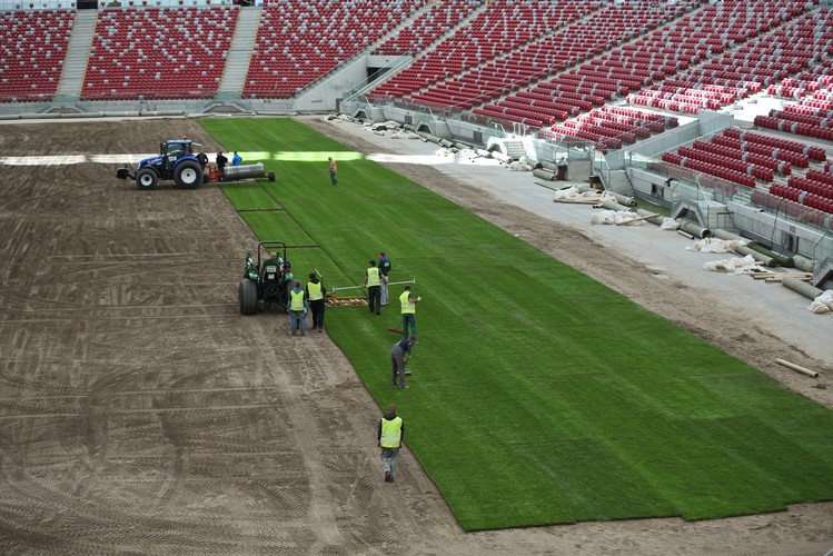 Układają trawę na Stadionie Narodowym. Czy znów grozi nam kompromitacja na oczach świata?