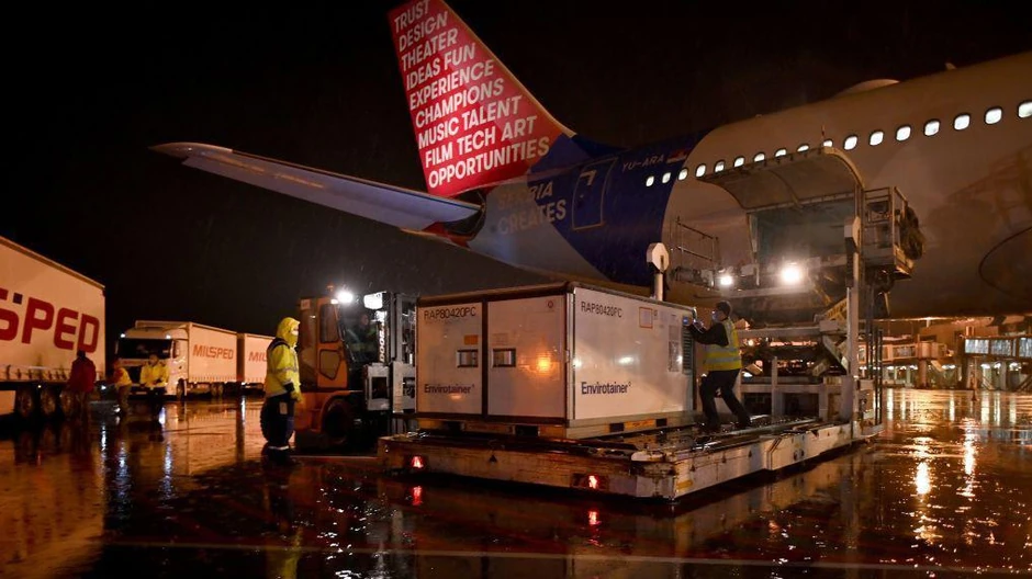 Istovar kineskih vakcina protiv kovida-19 na aerodromu u Beogradu, februar 2021. | Foto: ANDREJ ISAKOVIC/AFP via Getty Images