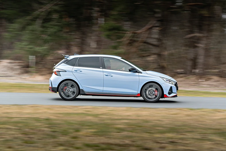 Hyundai i20 N (III, 2022) - Ford, znany ze świetnego zestrojenia układów jezdnych swoich samochodów, został pokonany na swoim flagowym polu: przez czterometrowego hatchbacka z Korei.