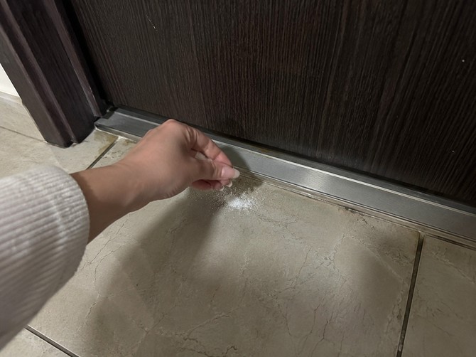 Evo zašto se posipa so ispred ulaznih vrata