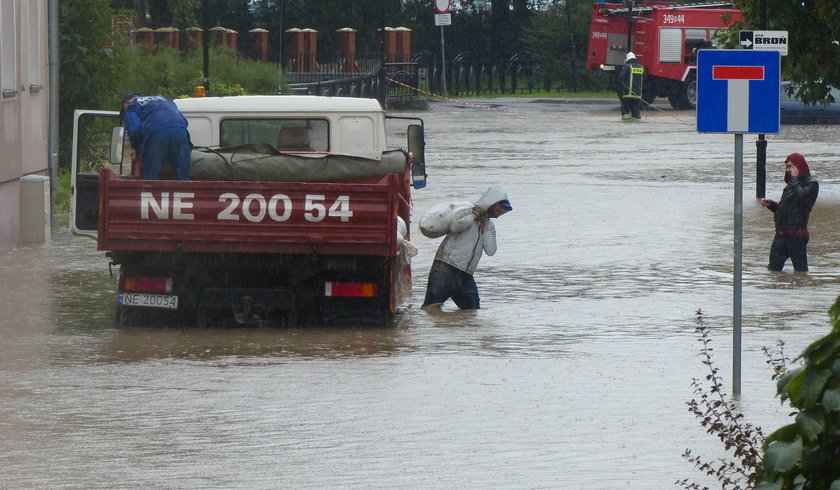Rzeka wylała w Elblągu. Miasto zalane, prezydent ogłosił alarm